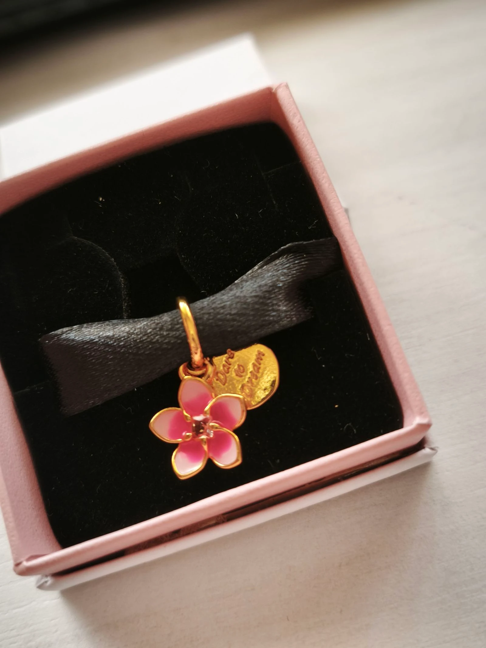 Charm flor Vaiana rosa y dorada 
